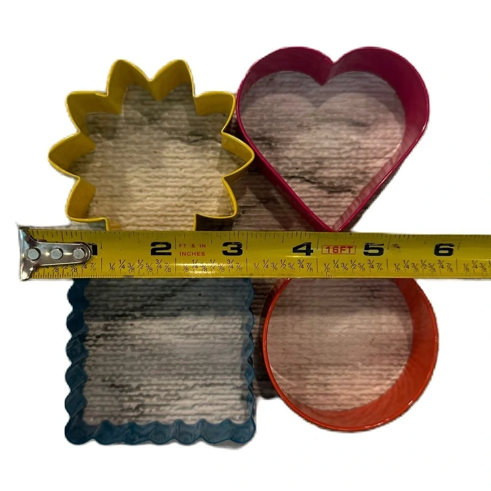 Wilton 4 Piece‎ Cookie Cutter Set Heart Flower Circle Wavy (Square)